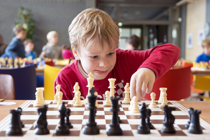 Enfant pendant un tournoi d'échecs
